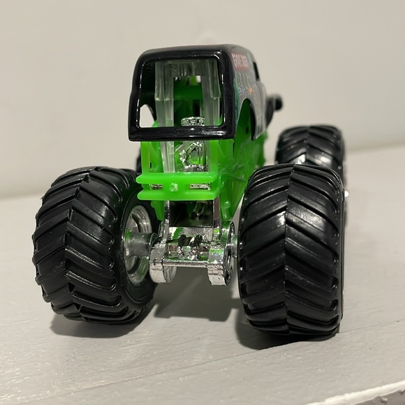 Monster Jam 1:64 Truck Gravedigger - Picture 4 of 4